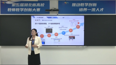 主讲教师张琦在比赛现场